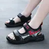 Sandalias para Niños 20265 Estilo Nuevo para Niños Medianos y Mayores Versión Coreana Verano Zapatos para Bebés y Niños Suela Suave Antideslizante Zapatos de Playa para Estudiantes