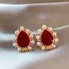 @Procesando Artículos: Pendientes Largos de Perla Roja Vintage Francés con un Estilo de Corte de Alta Gama, Pendientes y Accesorios Elegantes al por Mayor