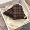 Pinza para el pelo de triángulo a cuadros estilo 2026 con un toque de alta gama, elegante accesorio para el cabello de mujer para la parte posterior de la cabeza, pasador simple y versátil