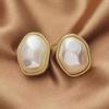 Pendientes retro vintage de la época medieval, de entrada de nicho, de lujo, de alta gama, de moda, estilo cortesano, elegantes pendientes de perlas.