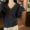 Tecido de fio fiado no núcleo, base de malha com decote V e acabamento em renda para mulheres, adequada para primavera e outono, um suéter de tricô macio e confortável para usar em camadas.