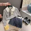 Conjunto de duas peças estilo preppy para meninas, apresentando uma blusa de moletom cinza com gola Peter Pan e uma saia plissada, nova coleção outono 2026, estilo 18057, em estoque