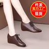 Novo Estilo Primavera e Outono 2026 Sapatos para Mães Salto Plataforma Bico Redondo Estilo Retrô Confortáveis Versão Coreana Aumentam a Altura Sapatos de Couro para Mulheres Uso Diário