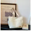 Bolsa de praia feminina da moda, design transfronteiriço moderno, grande capacidade, preta, novo estilo, casual, adequada para o trajeto para o trabalho, feita de tecido