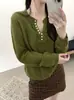 26 Otoño Nuevo Estilo Suéter de Punto Manga Larga Casual Adelgazante con Parches de Encaje Cuello en V Medio Botón Estilo Coreano para Mujer