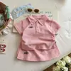 Conjunto de Dos Piezas para Niña Verano 2026 Nuevo Moda Elegante Bordado Cuello Polo Lindo Bebé Niña Manga Corta Top y Falda Pantalón
