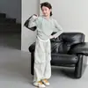 Conjunto de Ropa de Moda Nueva para Niñas de Primavera: Conjunto de Dos Piezas para Niños: Camisa Base de Rayas y Pantalones Cargo