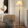 Lámpara de pie para sala de estar, sofá, lateral, nórdica, retro, plisada, minimalista, de lujo, para dormitorio, mesita de noche, cálida, vertical, lámpara de mesa