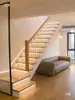 Tablón de peldaño de escalera compuesto reforzado de madera maciza multicapa disponible para proyecto de renovación de escaleras de ático en villa