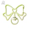 Pintura Galvanizada de Alta Calidad Colgante Degradado de Dos Tonos Corte Calado Lazo Hebilla de Resorte Accesorios de Joyería DIY Llavero Colgante para Bolsa