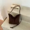 Bolso Versátil Otoñal para Mujer Retro Nuevo Cruzado 2026 Moda Cubo Inclinado Hombro Único de Mano Gran Capacidad Gamuza Viaje Felpa