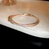 Pulseira Dupla Camada com Cruz de Zircônia Super Brilhante Estilo Europeu e Americano, Pulseira Elegante e Fashion de Luxo Leve, Joia de Nicho de Alta Qualidade e Estilosa para Mulheres