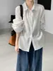 Em seguida, a camisa de manga longa 100% Liocel na cor marrom caramelo para mulheres tem um corte estiloso, relaxado e folgado e é versátil para usar em camadas 6119