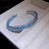 Pulseira aberta de três camadas em vidro com zircônia cúbica estilo francês, uma peça de joalheria luxuosa e sofisticada, um acessório único e delicado que complementa qualquer look, projetada para mulheres