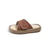 Pantuflas casuales de moda con hebilla de letra antideslizantes para niños, nuevas sandalias versátiles de verano 2026 estilo coreano para niñas