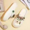 Nuevos zapatos de verano para mujer con suelas gruesas, diseño de dibujos animados elegante y lindo, adecuados para usar en la playa, que aumentan la altura, de punta cerrada, antideslizantes, pantuflas ultrasuaves