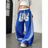 Pantalones de chándal casuales de pierna ancha, versátiles, con cordón, corte holgado, con letras de graffiti de estilo urbano americano y tres rayas, desgastados, para hombre y mujer, modernos