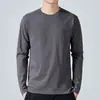 Camiseta masculina de manga comprida para primavera e outono, estilo coreano, corte justo, cor sólida, gola redonda, top de base, moderno