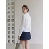Camisa blanca de manga larga con volantes y escote en V estilo francés para mujer, diseñada para ser estilizada y favorecedora, top blanco para otoño