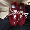 Nuevo modelo de zapatos casuales, zapatillas de entrenamiento alemanas de suela gruesa rojas para mujer, versátiles 2026 con cordones, estilo coreano retro, negro