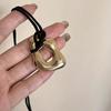 Nicho estilo simples corda de couro preto abstrato geométrico colar feminino outono e inverno 2024 explosão marrom longo suéter corrente