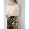 Top feminino de malha sexy estilo francês, ombro a ombro, gola reta, manga longa, em macio tom azul leite, com corte justo e design que valoriza, para primavera e outono