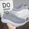 Nuevos mocasines casuales slip-on de verano y otoño, calcetines para pareja, zapatos ligeros de malla, tenis de talla grande