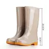 Botas de lluvia para mujer al por mayor tubo alto tubo medio moda forro de polar zapatos de goma para trabajo en cocina botas de lluvia zapatos de agua cálidos antideslizantes adulto