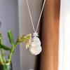 Collar con colgante de calabaza de calcedonia blanca natural simple y elegante, cadena dulce y versátil para la clavícula para mujer, colgante de jade