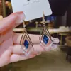 Novos brincos de franja longa de alto padrão para mulheres, novos brincos de tarraxa leves de luxo, joias de orelha estéticas frias nicho ins para mulheres