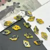 Botones coloridos pequeños de peces, mariposas, monedas, nubes, estrellas, triángulos, de dos agujeros irregulares y color degradado para ropa de niños y mujeres DIY