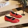 Sapatos Mary Jane Plissados de Pele de Ovelha Camada Superior Novo Estilo Verão 2026 para Mulheres, Fivela de Tira Única, Sola Macia, Sapatos de Moda Planos para o Dia a Dia