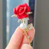 Broche Nuevo Broche de Rosa Roja Elegante Pin de Perla Botón Anti-Luz Ropa Chaqueta Cárdigan Cuello Accesorios