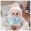 Primera, Segunda y Tercera Generación Labubu 17cm Labubu Muñeca Sentada Fiesta Ropa Imitación Piel de Visón Sombrero de Orejas de Gato Bufanda Suéter