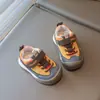 Sapatos para Andador de Bebê 2026 Novo Estilo Sapatos Casuais Versáteis para Meninas Crianças Pequenas Tênis de Skate para Meninos Sola Macia Antiderrapante Respirável Tênis Esportivos