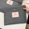 Bolsas de Embalagem Não Tecidas de Roupas de Alta Qualidade, Personalizáveis com Logo, Sacolas de Presente Ecológicas Espessadas para Camisetas com Botões de Pressão Ocultos, Sacolas de Roupas Auto-Selantes