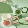 Puesto mayorista 2 yuanes supermercado taza para cepillo de dientes departamento de artículos para el hogar taza de lavado de plástico tarro de plástico para dientes taza de cepillo de baño para el hogar