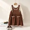 Conjunto de Dos Piezas de Peto Falda de Pana Retro para Niñas Ropa de Otoño Flores Bordadas Cuello Semi-Alto Capa Base Conjunto de Falda para Bebés Niñas