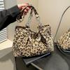 Bolso de mano informal con estampado de leopardo, estilo retro occidental, para mujer, con textura de alta calidad, para ir al trabajo o al trabajo
