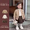 Conjunto Dulce para Niñas de Invierno Moda para Niñas Pequeñas Chaqueta con Flor 3D Estilo Coreano Falda Estampado de Leopardo Ropa de Tres Piezas para Niños