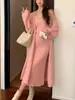 Traje Suave Estilo Francés para Mujer 2025 Otoño e Invierno Nuevo Conjunto de Dos Piezas: Cárdigan de Punto Largo y Falda de Tirantes hasta la Rodilla