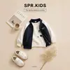 Conjunto de outono infantil estilo coreano para meninos, jaqueta bomber color-blocking, camiseta com desenho animado, jeans com grafite, conjunto casual estiloso de três peças