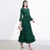 Vestido largo de estilo Issey Miyake europeo y americano transfronterizo con pétalos largos, cuello redondo, mangas largas, cintura alta, cinturón para atar, adelgazante y bajo amplio para mujer