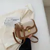 Bolsas Pequenas para Comutação no Atacado para Mulheres 2025 Novo Estilo Bolsa Transversal Elegante Bolsa Pequena de Ombro Texturizada Versátil Bolsa de Ombro Único