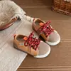 Tênis casuais infantis em cores de doce coleção primavera-verão 2026 sapatos esportivos de sola macia para meninos estilo coreano tênis de treino versáteis para meninas estilo alemão