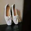 Sapatilhas plissadas de bico quadrado com laço de pele de ovelha para mulheres, novo estilo 2026 cadarço sapatos pequenos de couro, sapatilhas casuais de bico fino