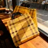 Sacolas de Presente para Embalagem no Atacado, Sacolas de Plástico Espessado para Compras de Roupas, Sacolas Caixas para Roupas e Sapatos de Lojas de Roupas Femininas, Estilo de Mão