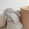 Colcha de punto estilo INS con diseño de nube de dibujos animados para primavera y otoño, colcha de invierno suave y cálida con borde enrollado, lavable a máquina, adecuada para uso en dormitorio