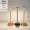 Lámpara de mesa metálica de lujo ligero con pantalla puntiaguda, luz de noche acogedora de gama alta regulable para mesita de noche, luz de noche pequeña creativa para estudio y bar