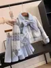 Conjunto de Ropa de Otoño e Invierno para Niñas 25 Nuevo Estilo Francés Tallas Mediana y Grande Abrigo Espeso Acolchado de Algodón para Niños y Conjunto de Dos Piezas con Falda Plisada